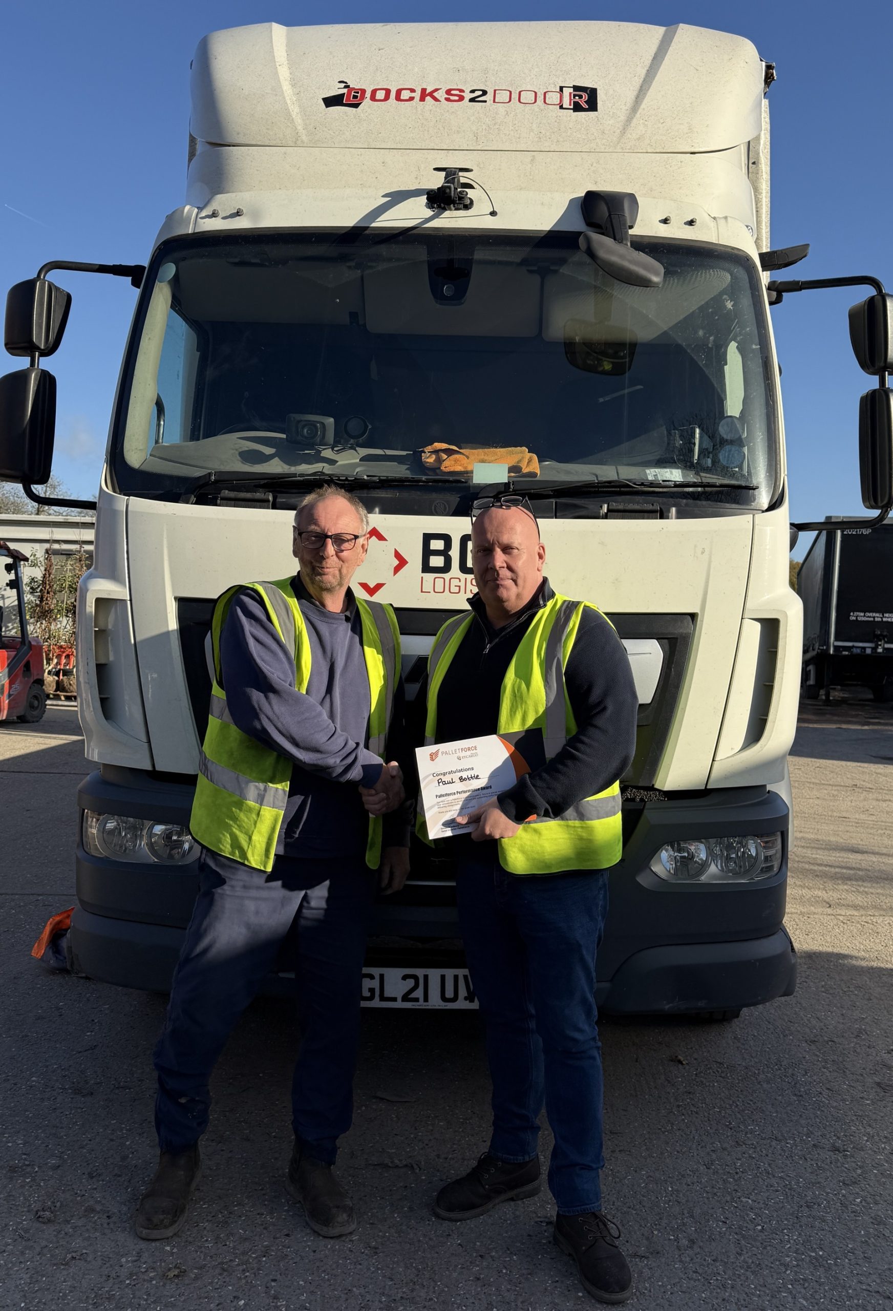 Paul receiving Palletforce Award from Steve